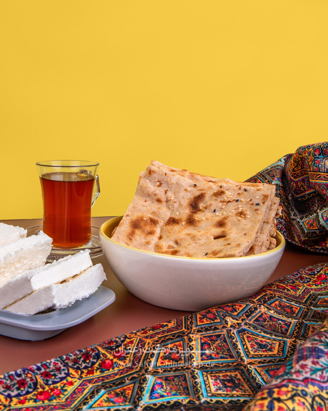 Lavash-Fladenbrot in einer Schale mit Schwarztee und Weißkäse